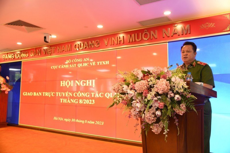 Thiếu tướng Nguyễn Quốc Hùng, Cục trưởng Cục Cảnh sát QLHC về TTXH phát biểu chỉ đạo tại hội nghị. 