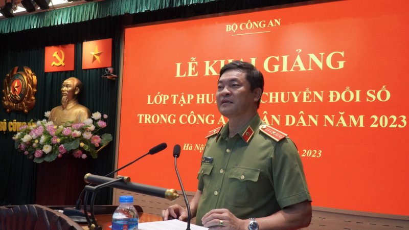 Thiếu tướng Vũ Hữu Tài phát biểu khai giảng lớp tập huấn.