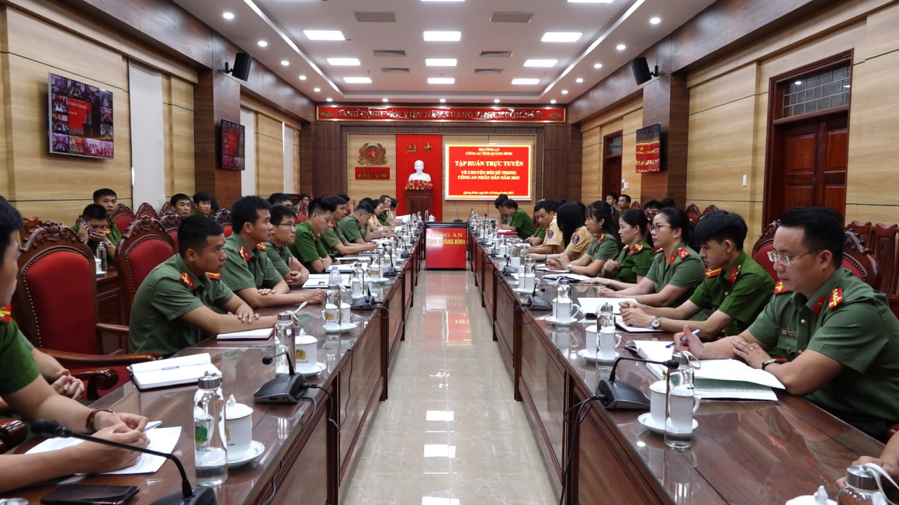 Đại biểu tham dự tại điểm cầu trực tuyến Công an tỉnh Quảng Bình