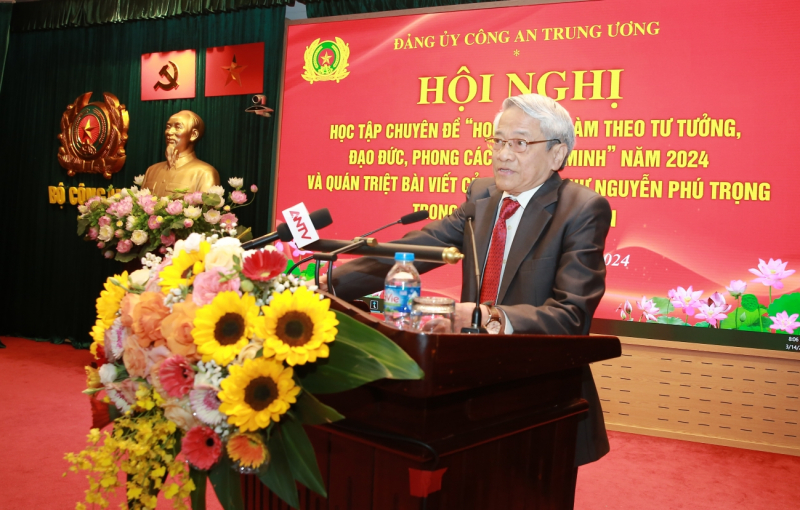 PGS.TS Bùi Đình Phong giới thiệu chuyên đề tại hội nghị.