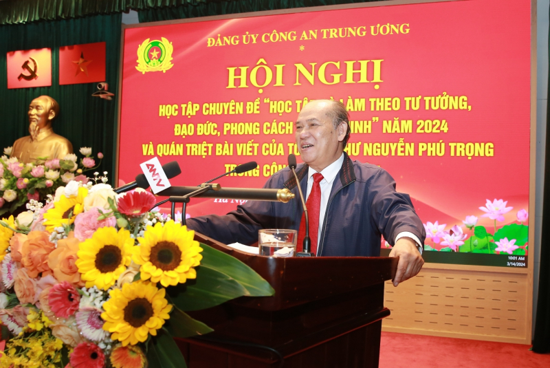 TS Nguyễn Đức Hà quán triệt bài viết của đồng chí Tổng Bí thư tại hội nghị.