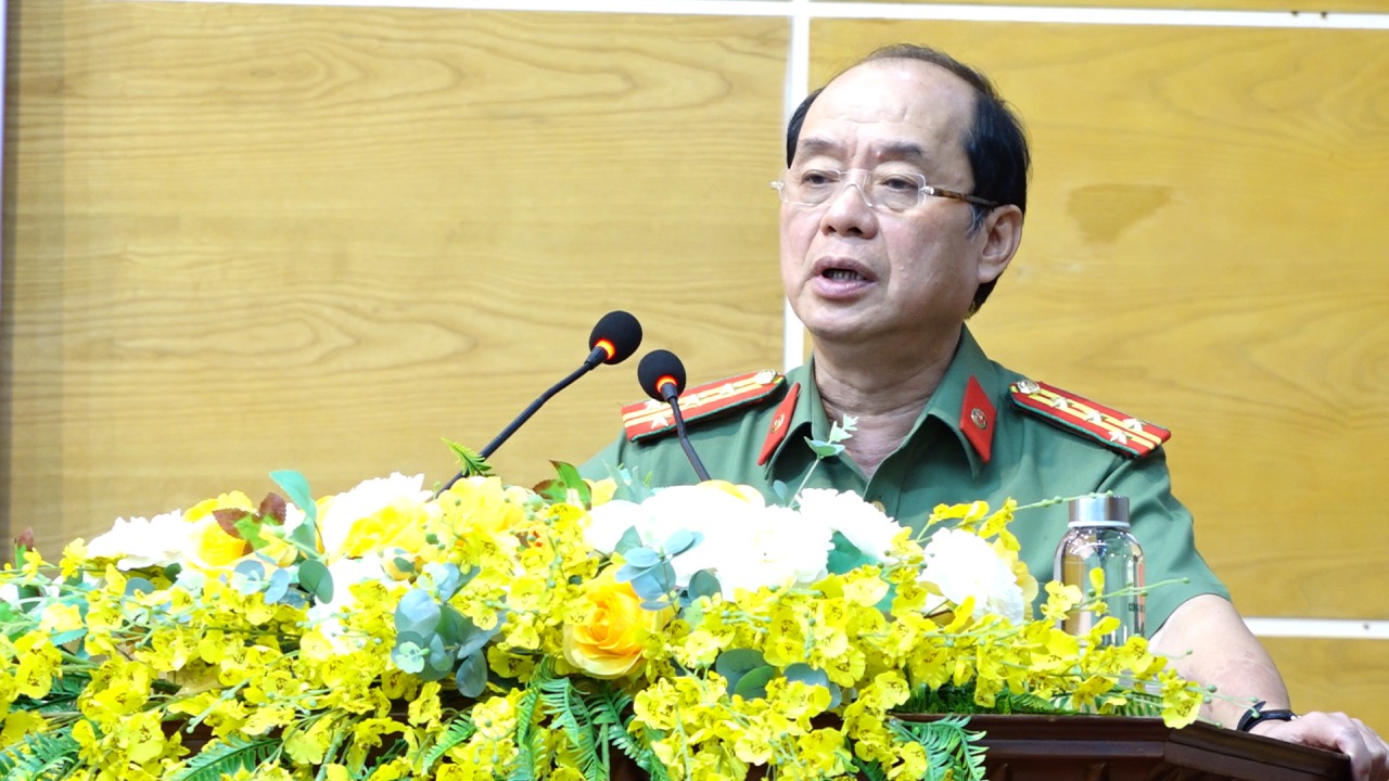 Đồng chí Đại tá Nguyễn Hữu Hợp - Giám đốc Công an tỉnh phát biểu chỉ đạo hội nghị