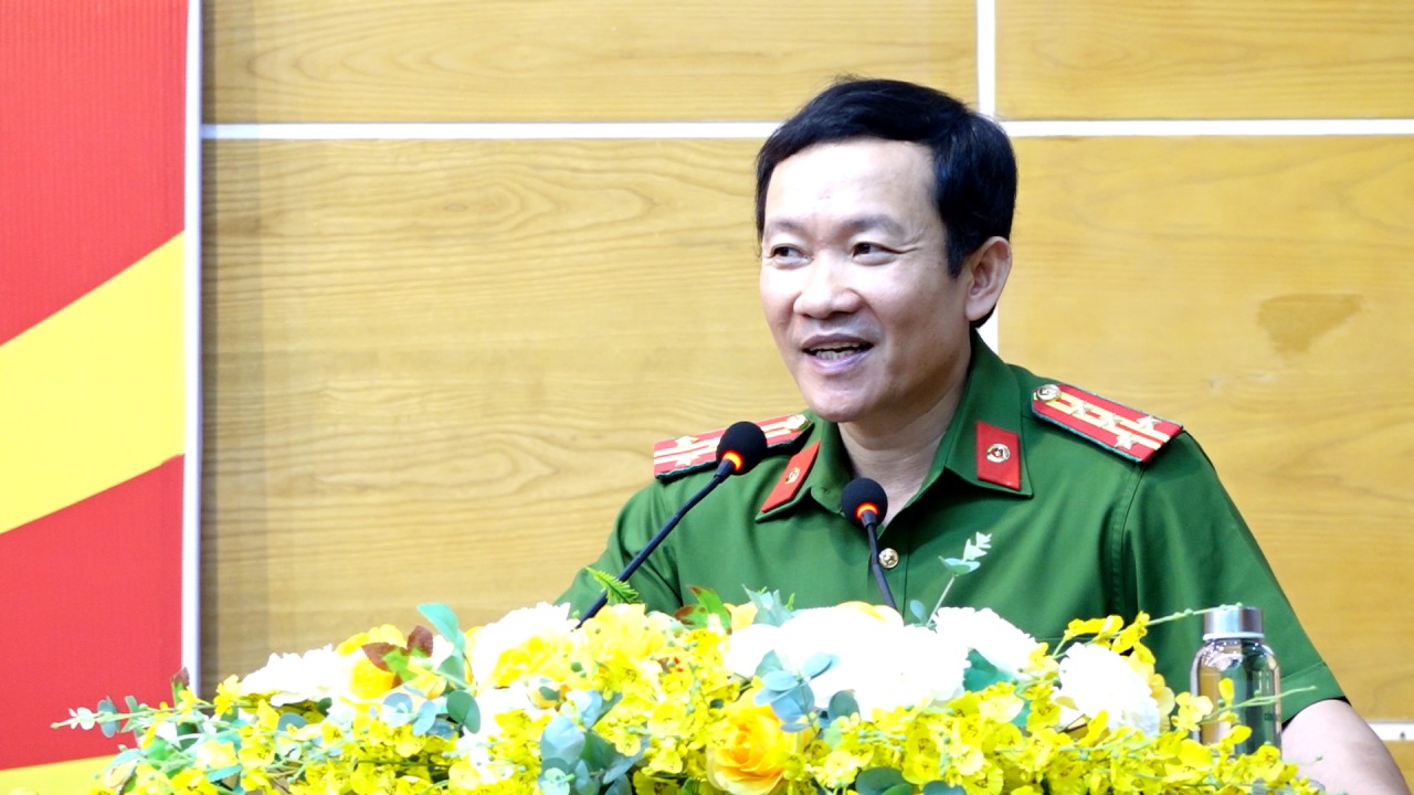 Đồng chí Đại tá Trần Quang Hiếu - Phó Giám đốc Công an tỉnh, Thủ trưởng cơ quan CSĐT Công an tỉnh phát biểu khai mạc hội nghị
