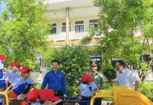 Đại diện Thường vụ Tỉnh đoàn, lãnh đạo Mobifone Quảng Bình, Chỉ huy phòng Công tác đảng và công tác chính trị chụp hình cùng các bạn nhỏ.
