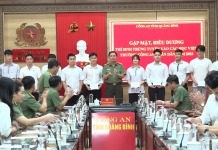 Đại tá Nguyễn Tiến Hoàng Anh– Phó giám đốc Công an tỉnh tặng quà cho các thí sinh trúng tuyển.