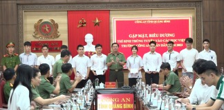 Đại tá Nguyễn Tiến Hoàng Anh– Phó giám đốc Công an tỉnh tặng quà cho các thí sinh trúng tuyển.